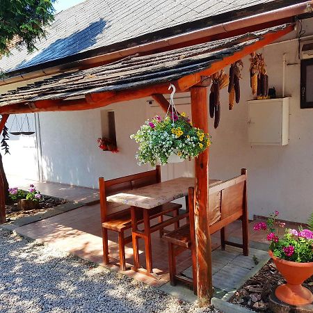 Kuti Vendeghaz Hotel Bakonykuti Bagian luar foto