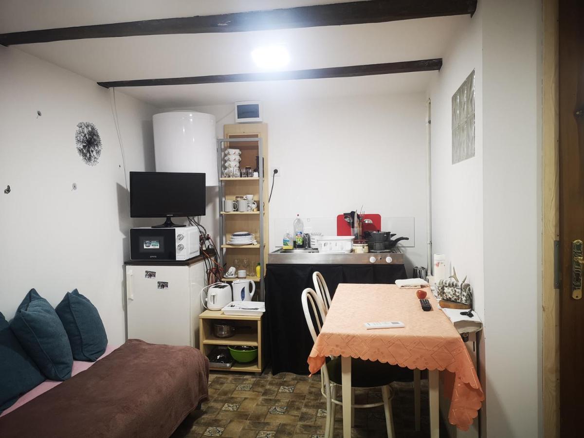 Kuti Vendeghaz Hotel Bakonykuti Bagian luar foto