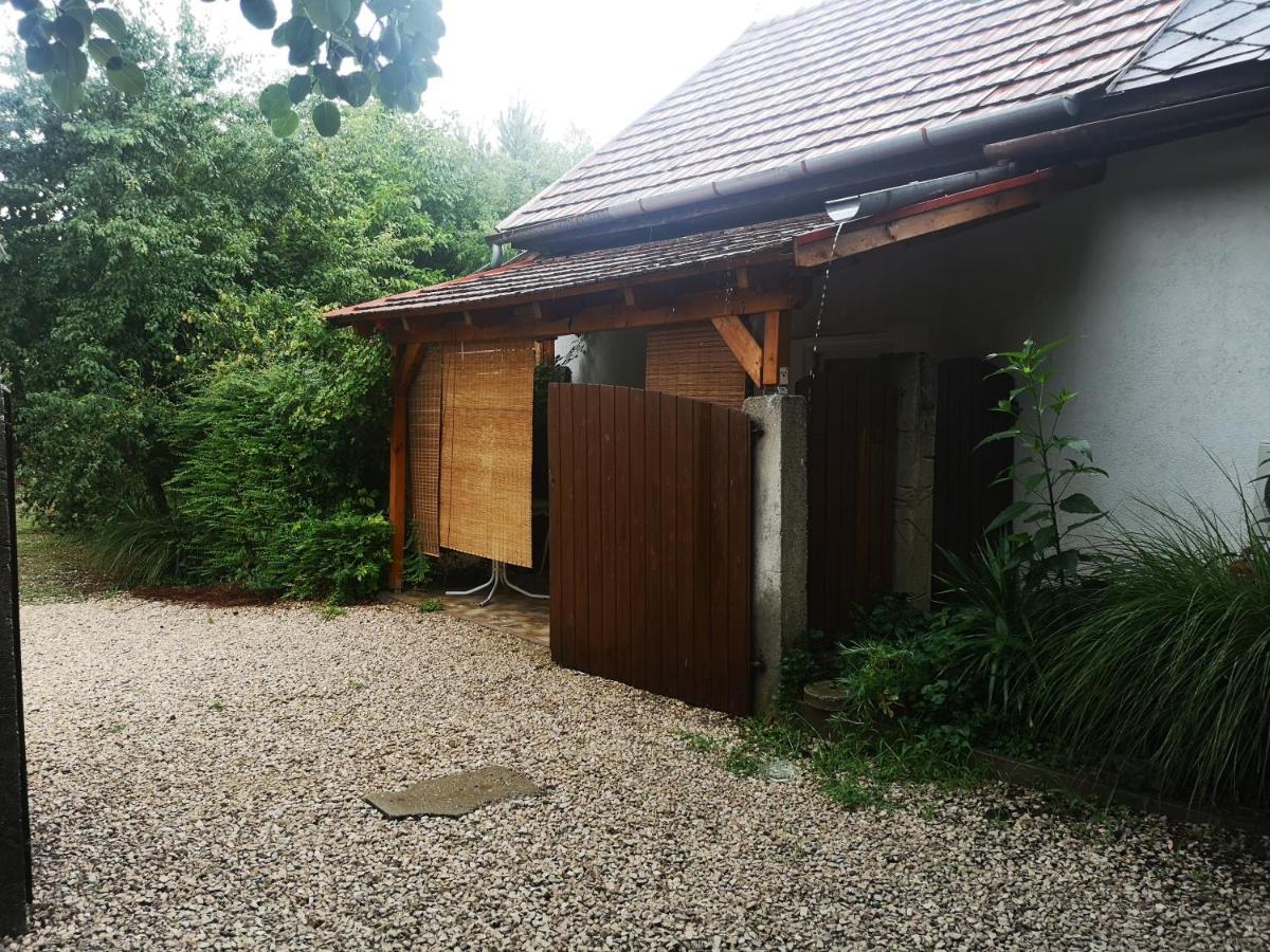 Kuti Vendeghaz Hotel Bakonykuti Bagian luar foto