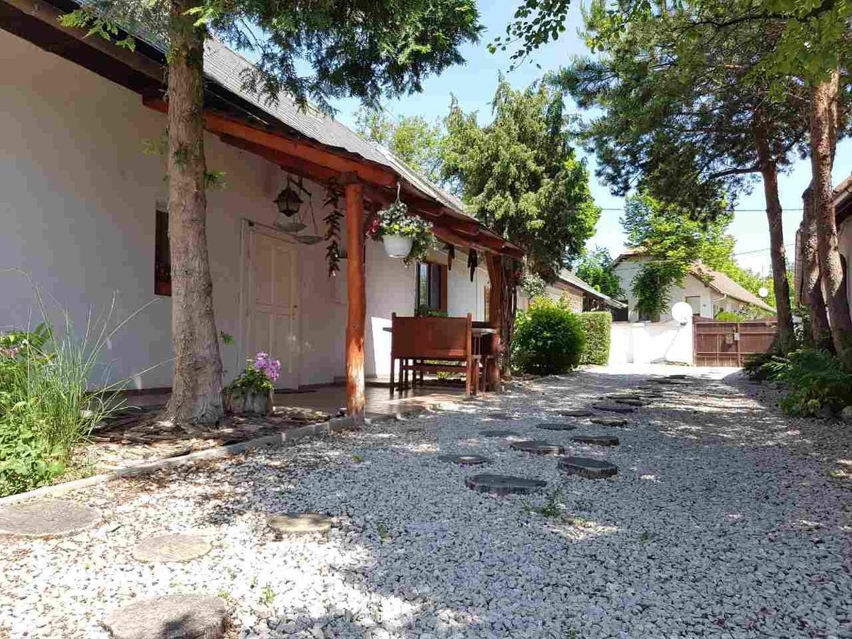 Kuti Vendeghaz Hotel Bakonykuti Bagian luar foto