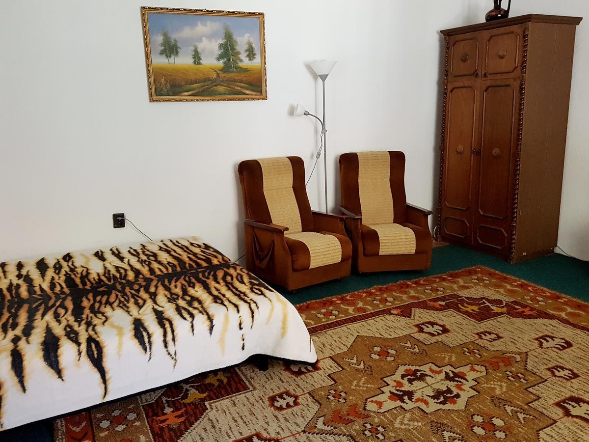 Kuti Vendeghaz Hotel Bakonykuti Bagian luar foto