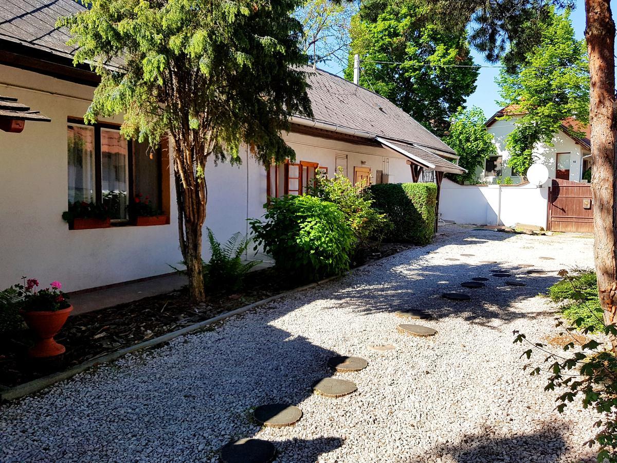 Kuti Vendeghaz Hotel Bakonykuti Bagian luar foto