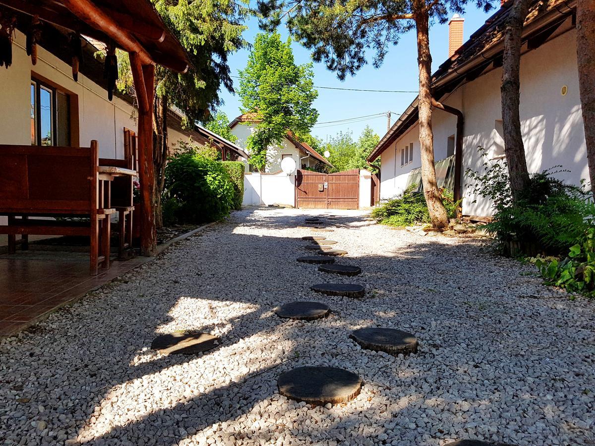 Kuti Vendeghaz Hotel Bakonykuti Bagian luar foto