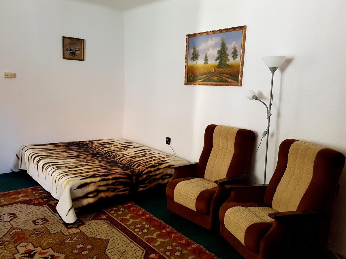 Kuti Vendeghaz Hotel Bakonykuti Bagian luar foto