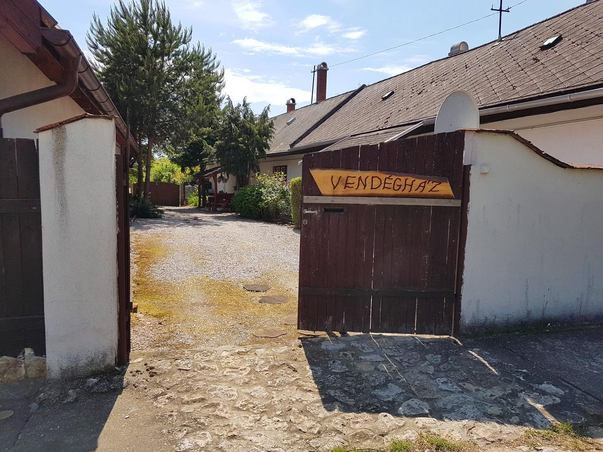 Kuti Vendeghaz Hotel Bakonykuti Bagian luar foto